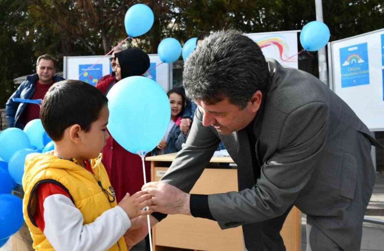 Dünya Otizm Farkındalık Günü’nde balonlarla farkındalık oluşturuldu