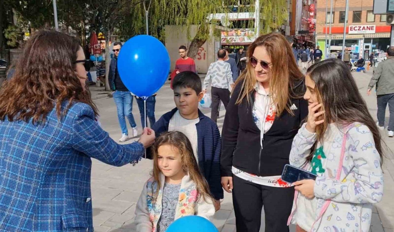Dünya Otizm Farkındalık Günü’nde balonlarla farkındalık oluşturuldu