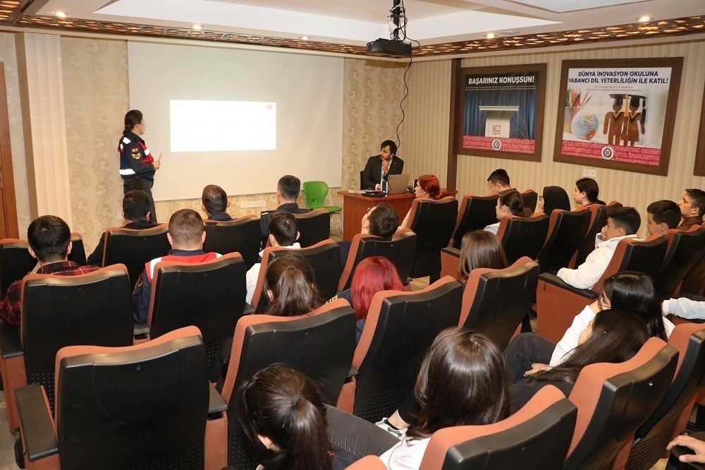 Jandarmadan öğrencilere mesleki tanıtım programı