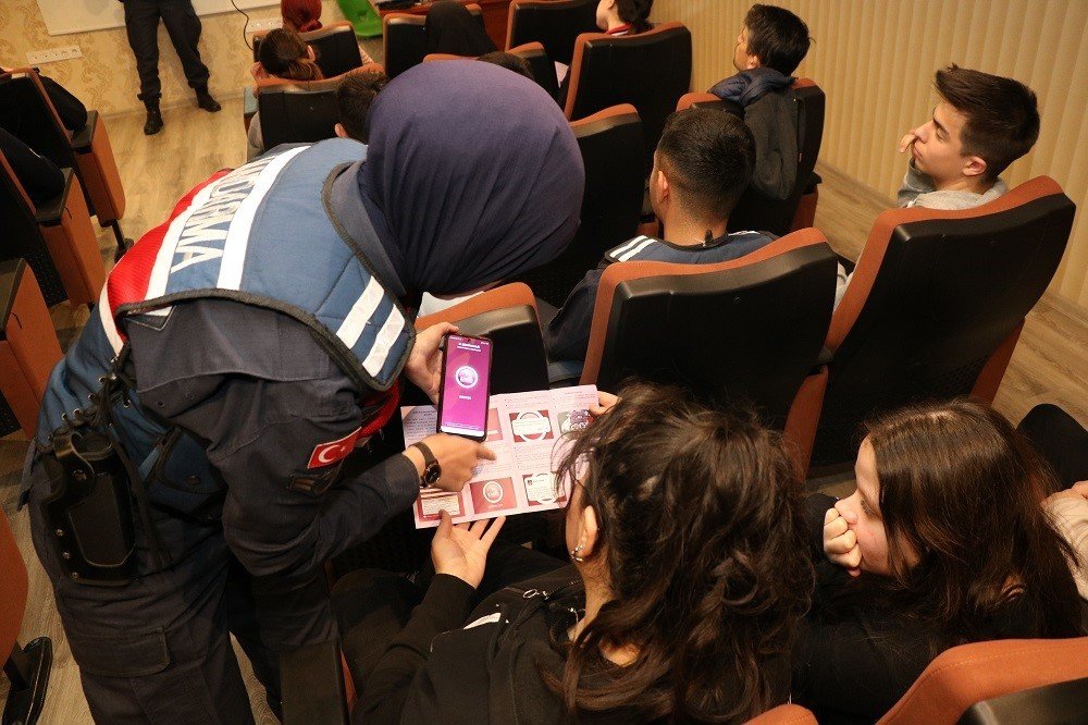 Jandarmadan öğrencilere mesleki tanıtım programı
