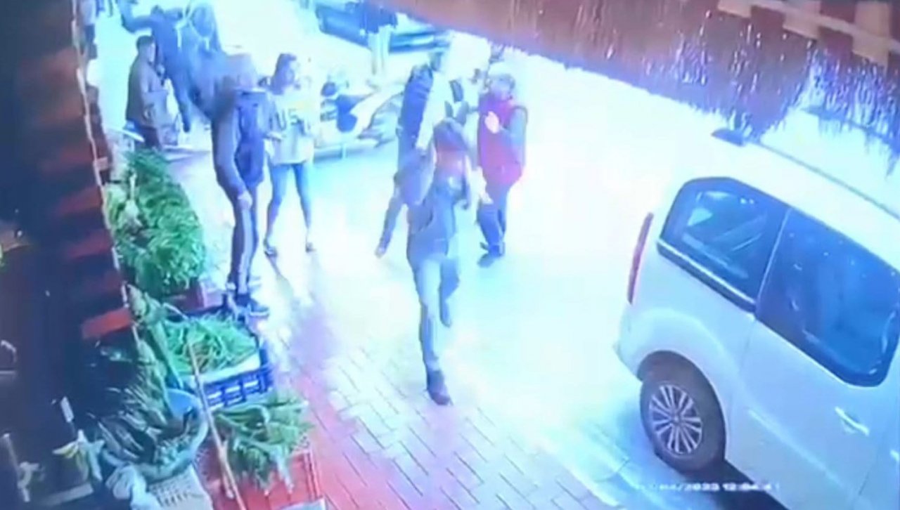 Kız kardeşinin kaçtığı kişiyi buldu, sokak ortasında darbetti