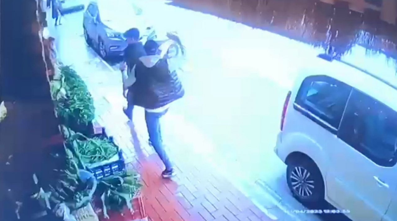 Kız kardeşinin kaçtığı kişiyi buldu, sokak ortasında darbetti