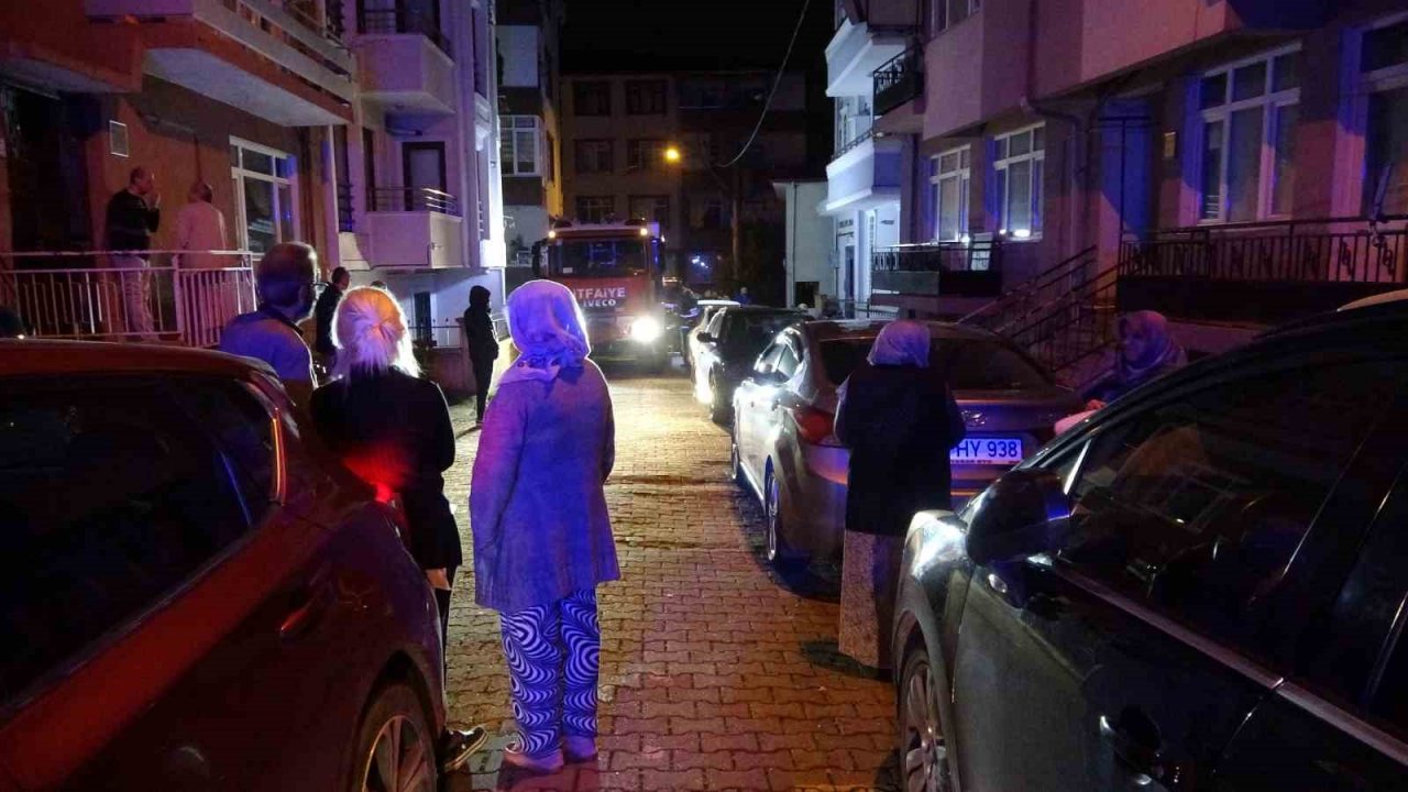 Elektrik panosundan çıkan yangın mahalleliyi sokağa döktü