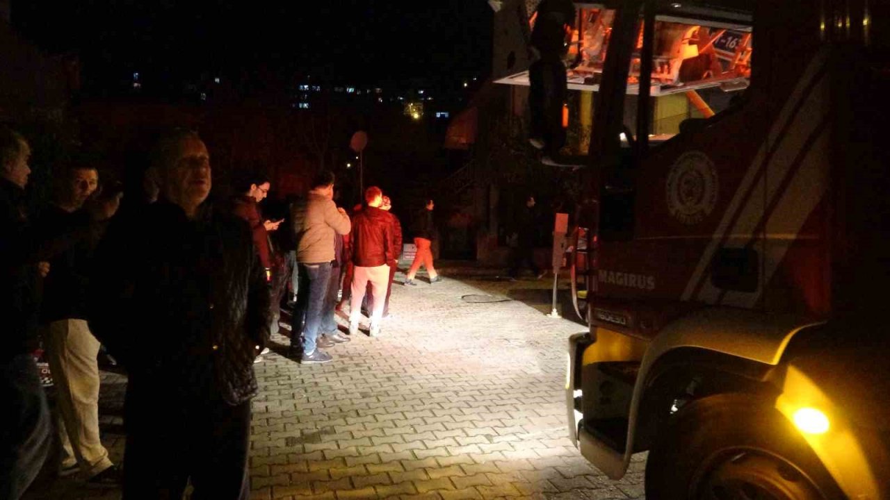 Elektrik panosundan çıkan yangın mahalleliyi sokağa döktü