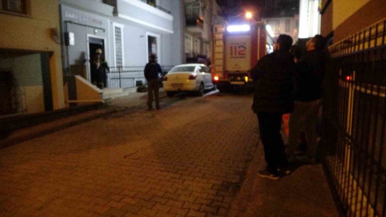 Elektrik panosundan çıkan yangın mahalleliyi sokağa döktü