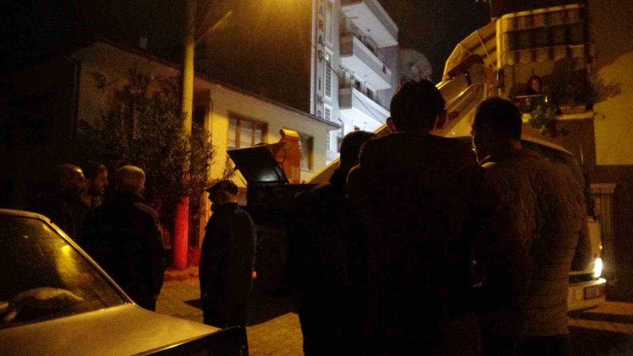 Elektrik panosundan çıkan yangın mahalleliyi sokağa döktü