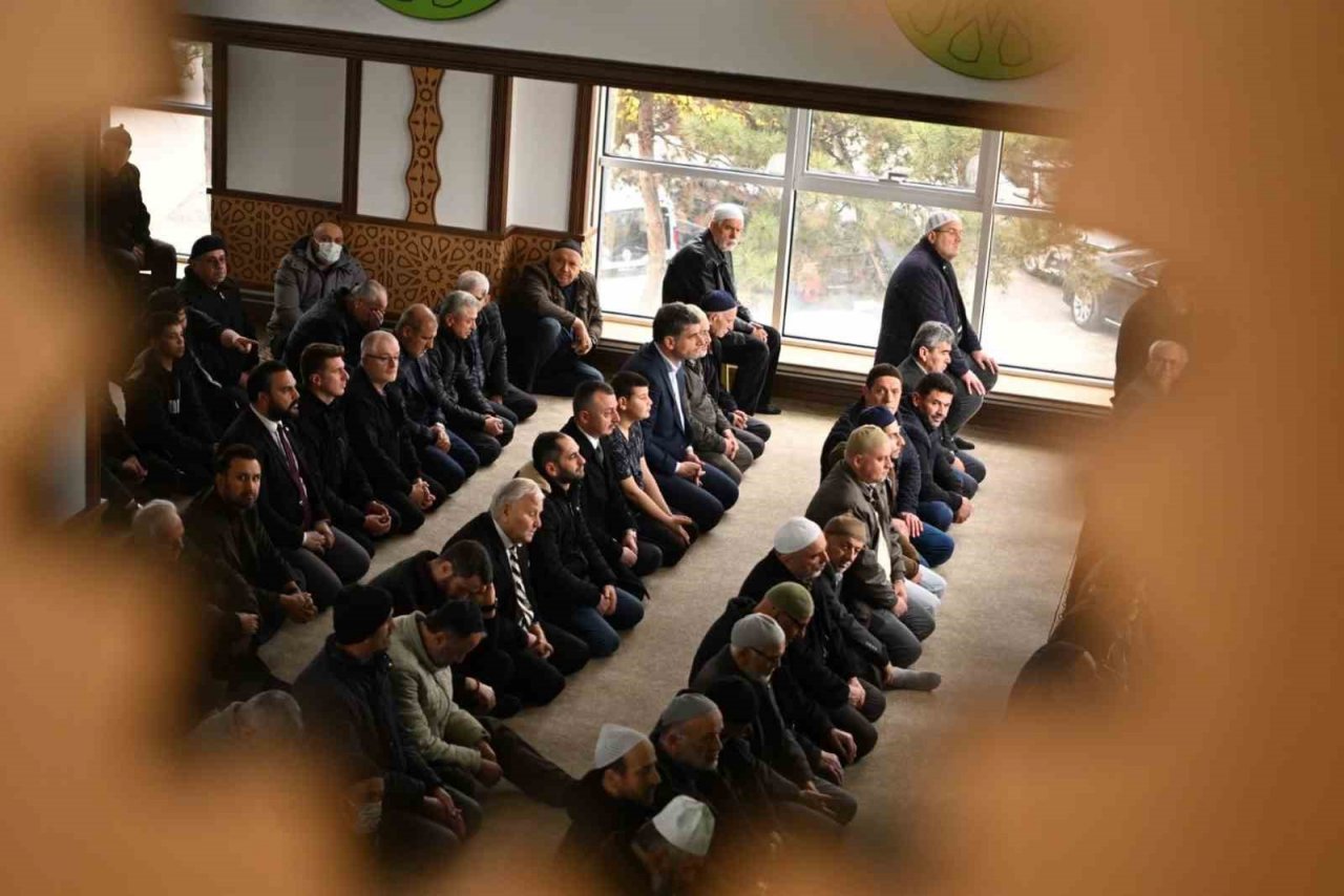 Selçuklu mimarisinden izler taşıyan cami ibadete açıldı