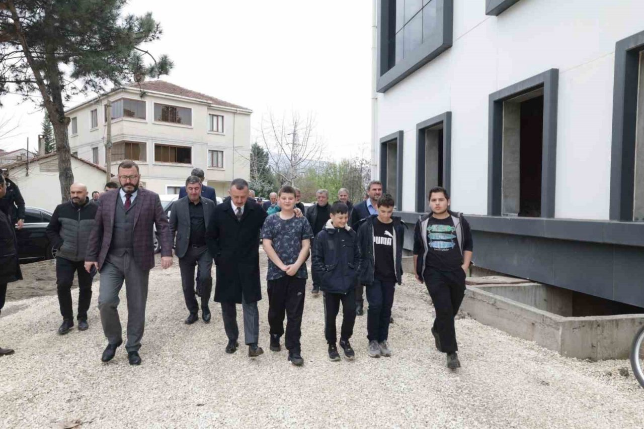 Selçuklu mimarisinden izler taşıyan cami ibadete açıldı