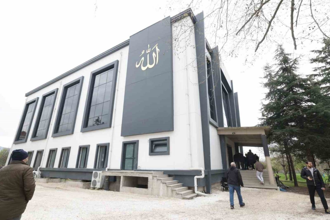 Selçuklu mimarisinden izler taşıyan cami ibadete açıldı