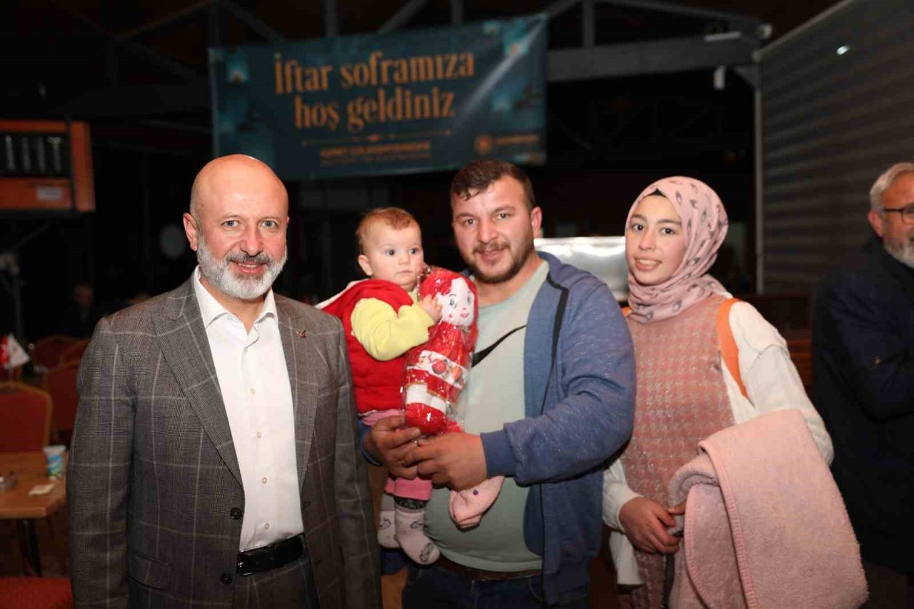 Başkan Çolakbayrakdar, iftarda muhtarlarla bir araya geldi