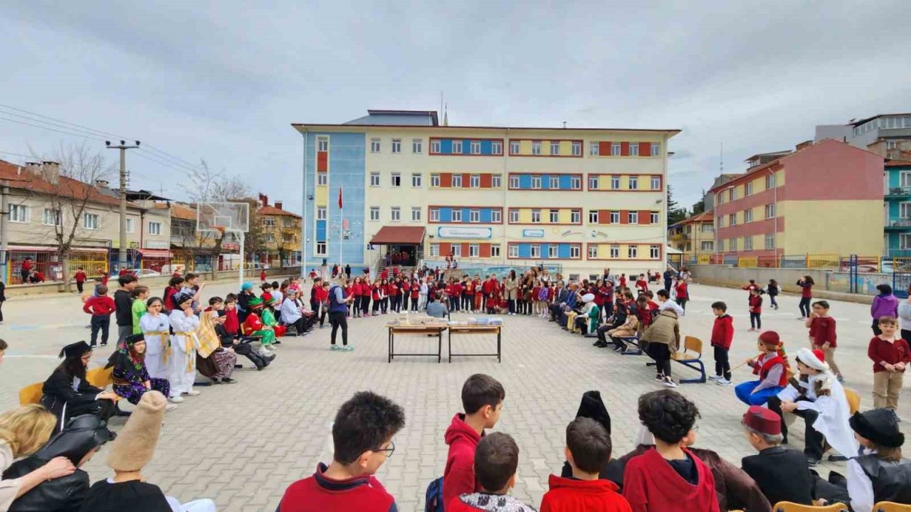 Kütahya’da minik öğrenciler tarihe yön veren kahramanların rolüne büründü