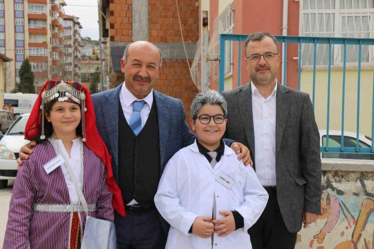 Kütahya’da minik öğrenciler tarihe yön veren kahramanların rolüne büründü