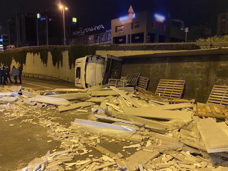 Maltepe’de kontrolden çıkan tır yol ayrımından D-100 kara yoluna düştü: 1 yaralı