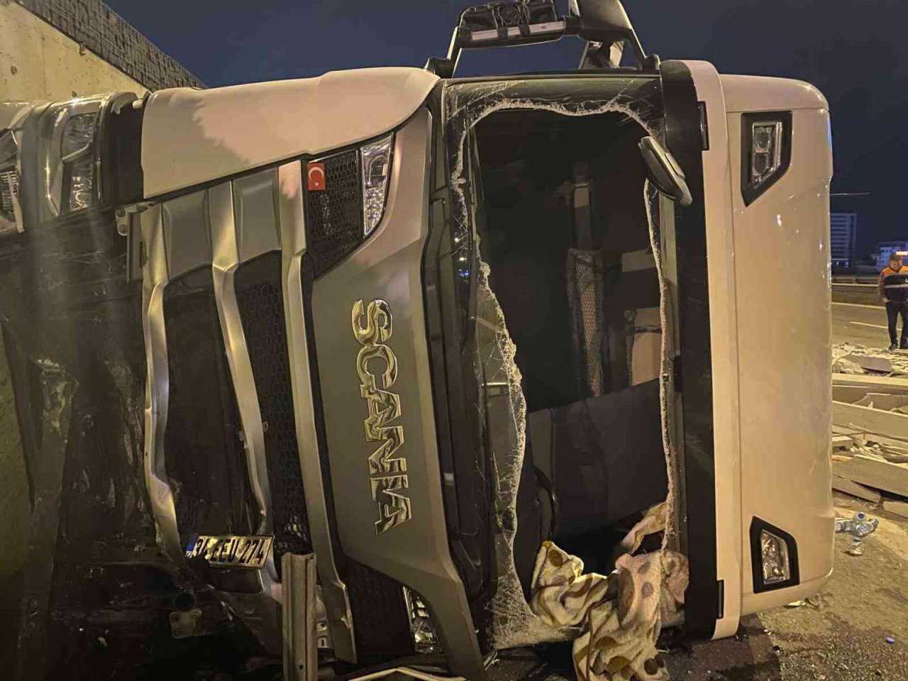 Maltepe’de kontrolden çıkan tır yol ayrımından D-100 kara yoluna düştü: 1 yaralı