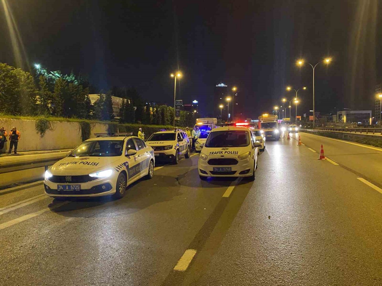 Maltepe’de kontrolden çıkan tır yol ayrımından D-100 kara yoluna düştü: 1 yaralı