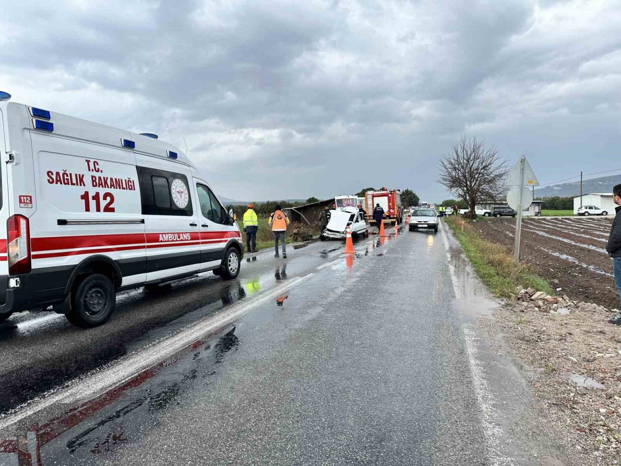 Manisa’da kamyonla otomobil kafa kafaya çarpıştı: 2 ölü