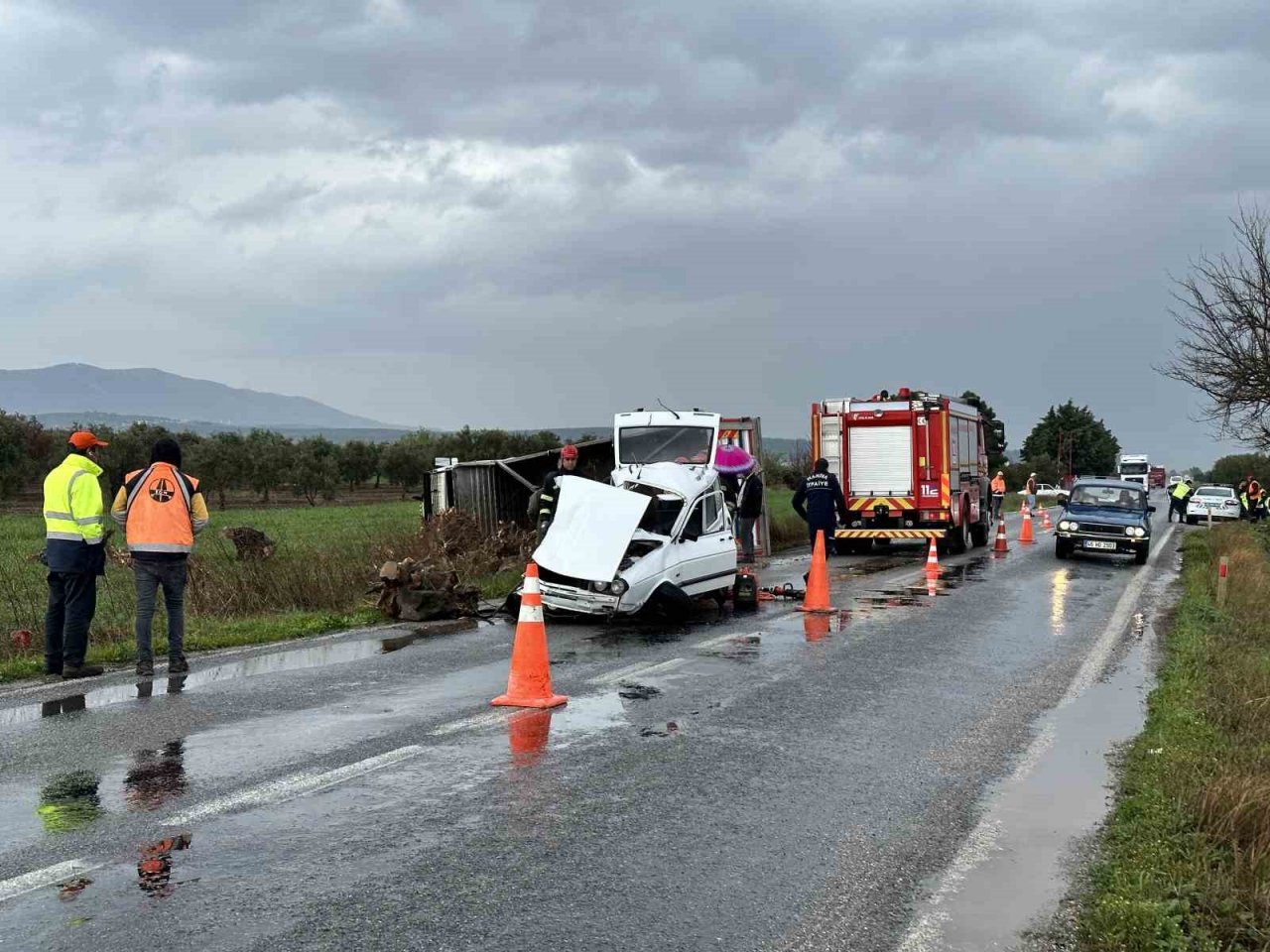 Manisa’da kamyonla otomobil kafa kafaya çarpıştı: 2 ölü