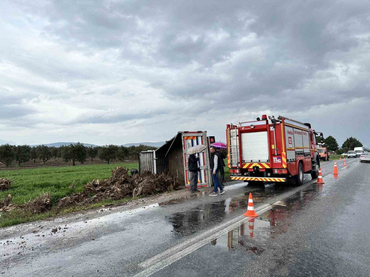 Manisa’da kamyonla otomobil kafa kafaya çarpıştı: 2 ölü