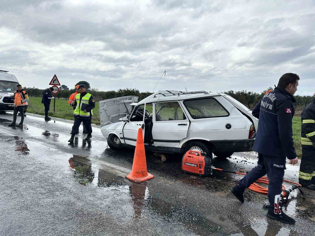 Manisa’da kamyonla otomobil kafa kafaya çarpıştı: 2 ölü