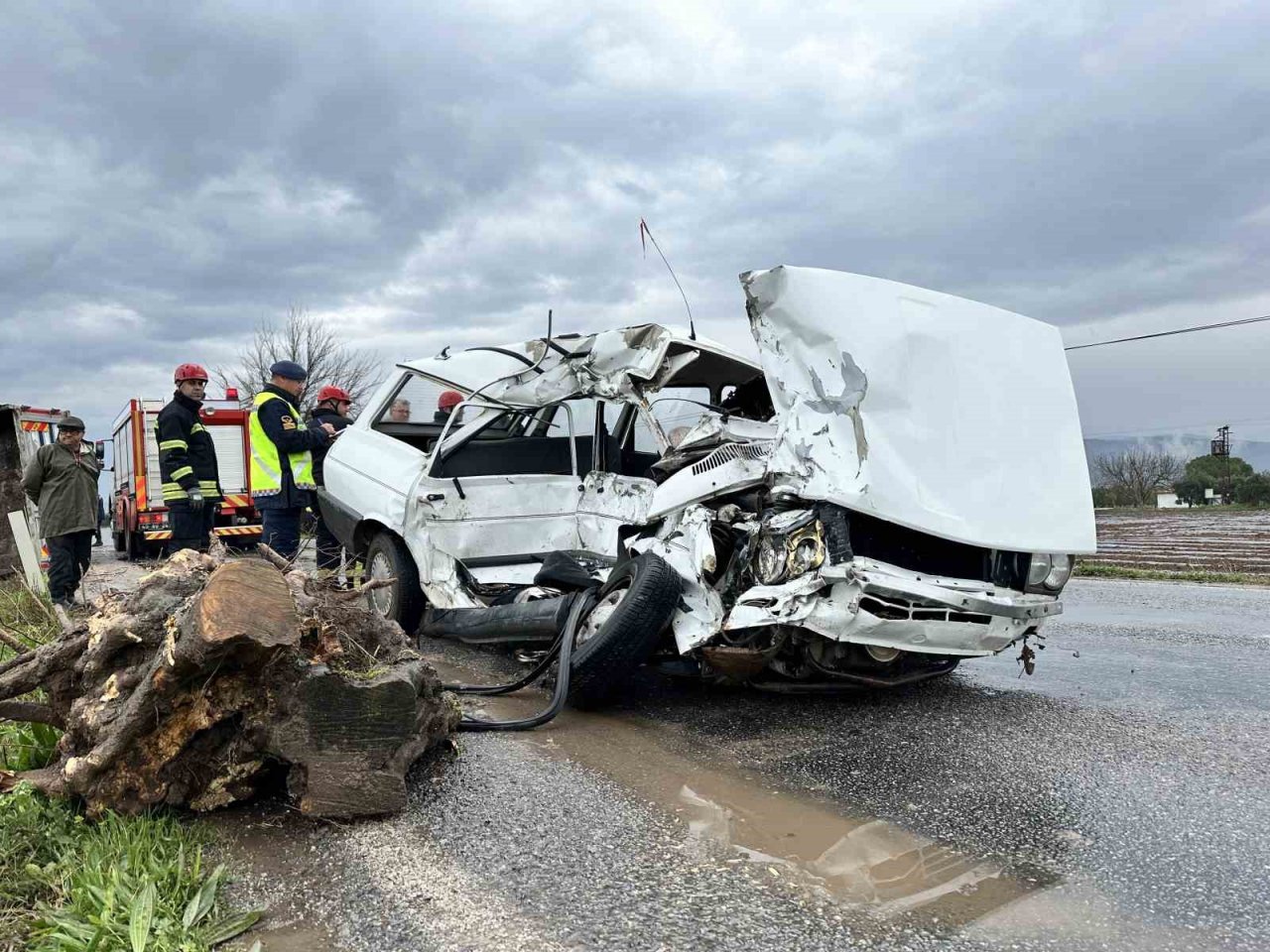 Manisa’da kamyonla otomobil kafa kafaya çarpıştı: 2 ölü