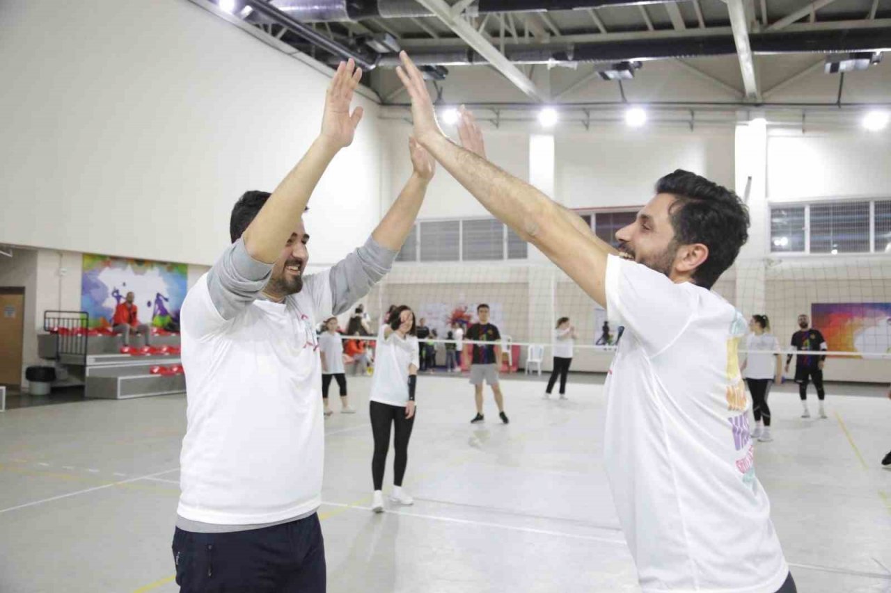 Hastane çalışanları kansere dikkat çekmek için voleybol maçı yaptı