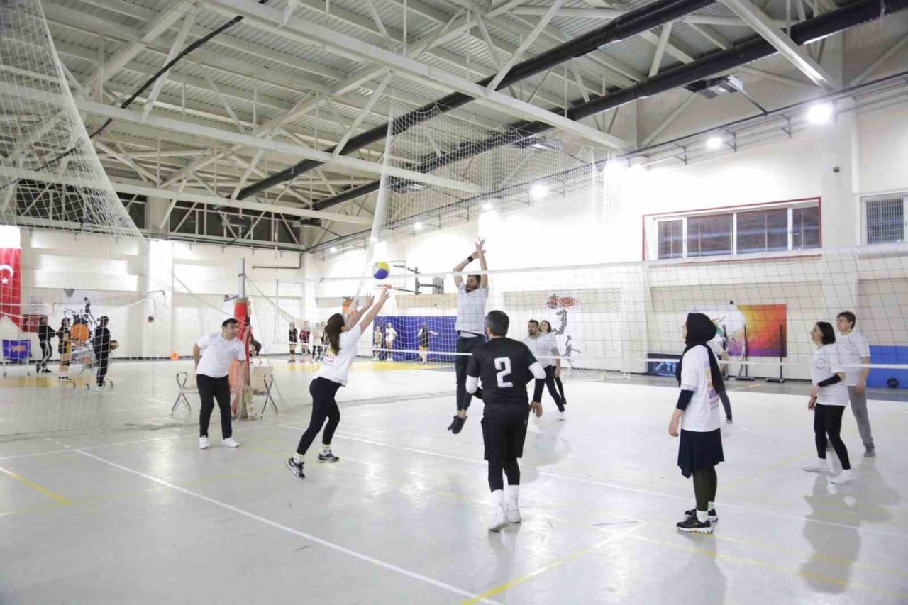 Hastane çalışanları kansere dikkat çekmek için voleybol maçı yaptı