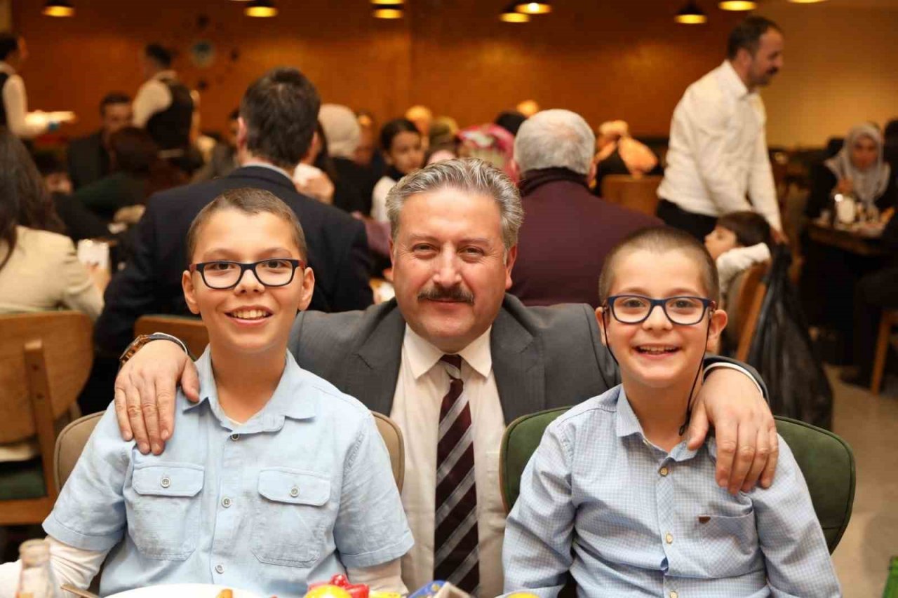 Başkan Palancıoğlu, belediye meclis üyeleri ve aileleriyle iftarda buluştu