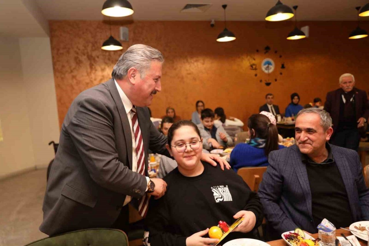 Başkan Palancıoğlu, belediye meclis üyeleri ve aileleriyle iftarda buluştu