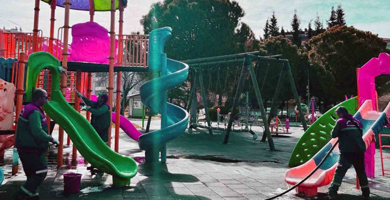 Parklarda bahar temizliği başladı