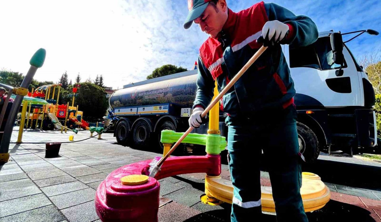 Parklarda bahar temizliği başladı