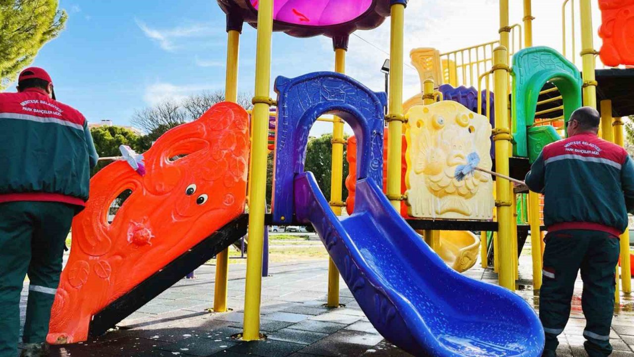 Parklarda bahar temizliği başladı