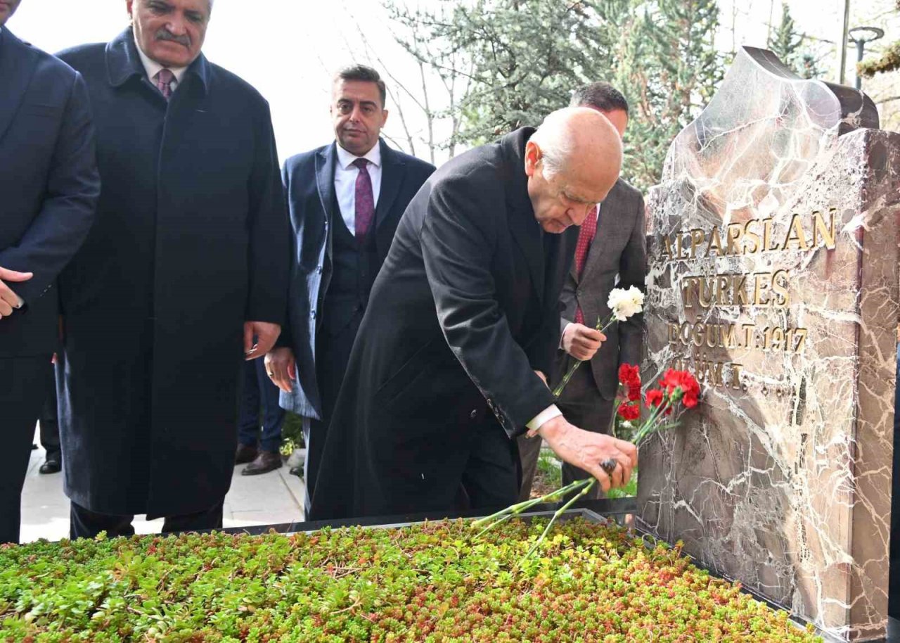 MHP lideri Bahçeli, Alparslan Türkeş’in kabrini ziyaret etti
