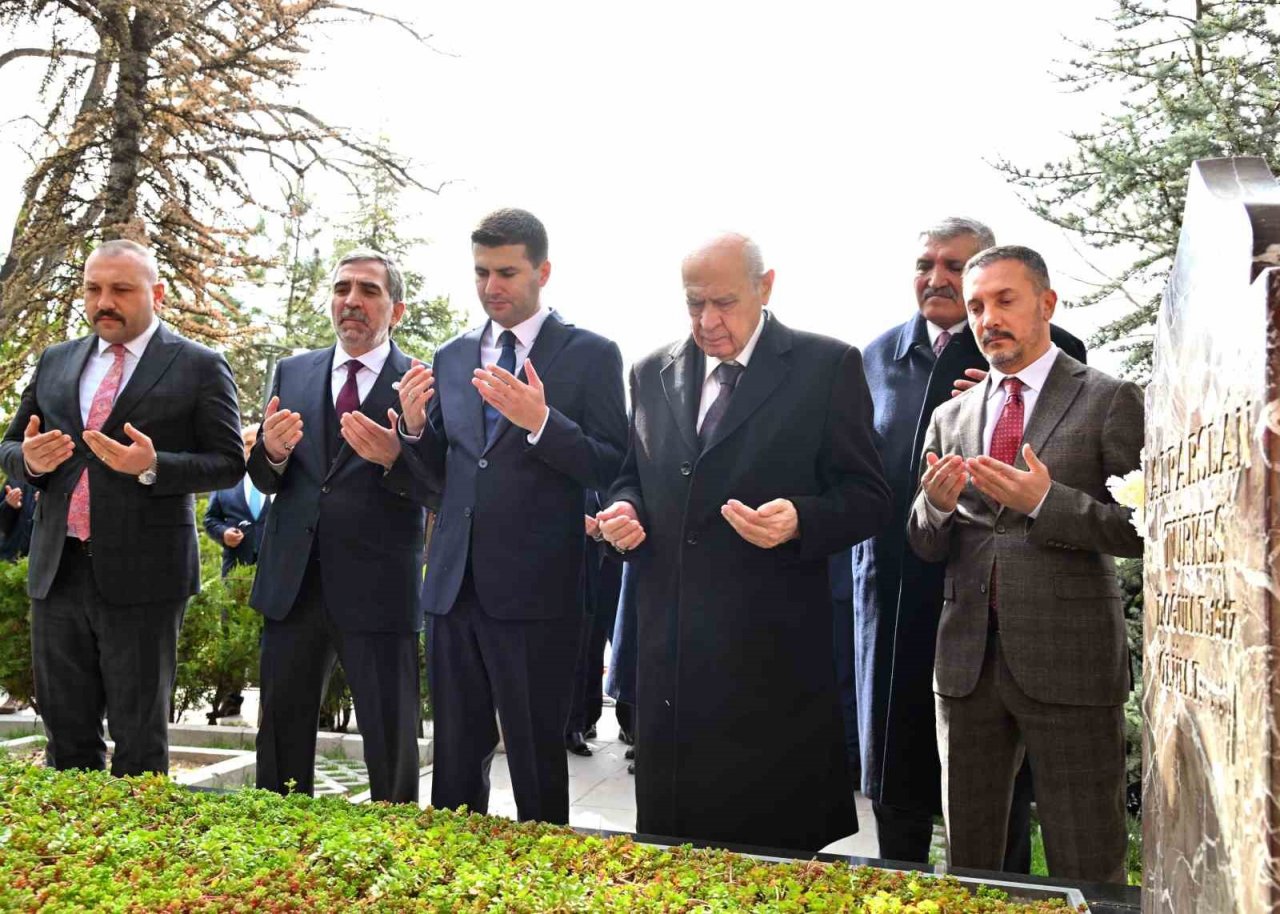 MHP lideri Bahçeli, Alparslan Türkeş’in kabrini ziyaret etti