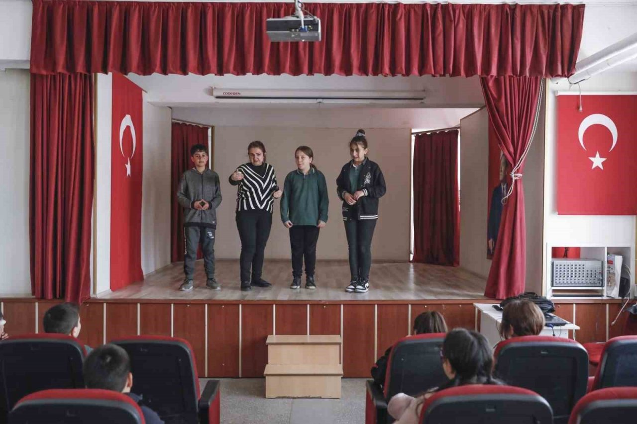 Drama etkinliğinde öğrencilerin yüzü güldü