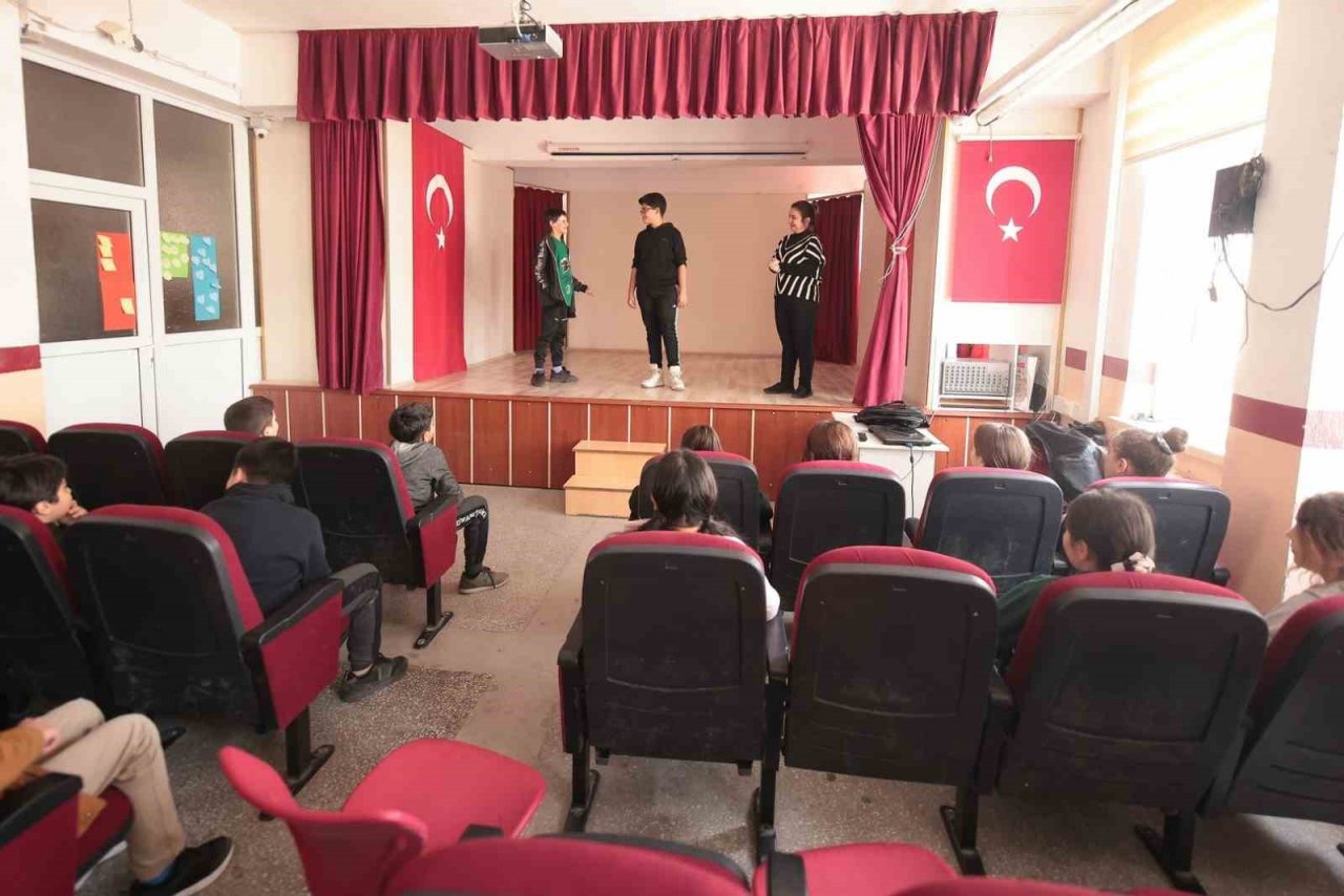 Drama etkinliğinde öğrencilerin yüzü güldü