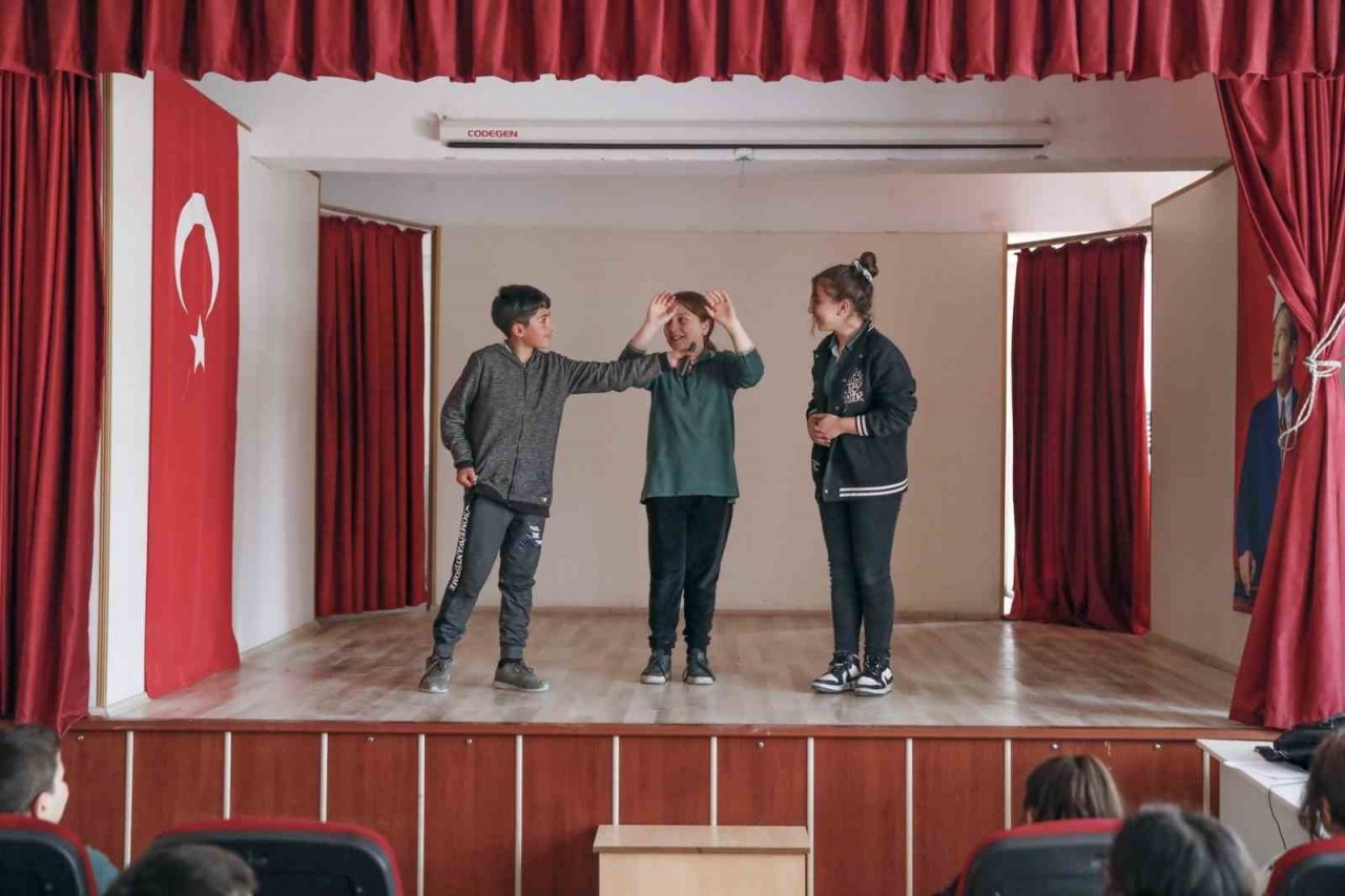Drama etkinliğinde öğrencilerin yüzü güldü