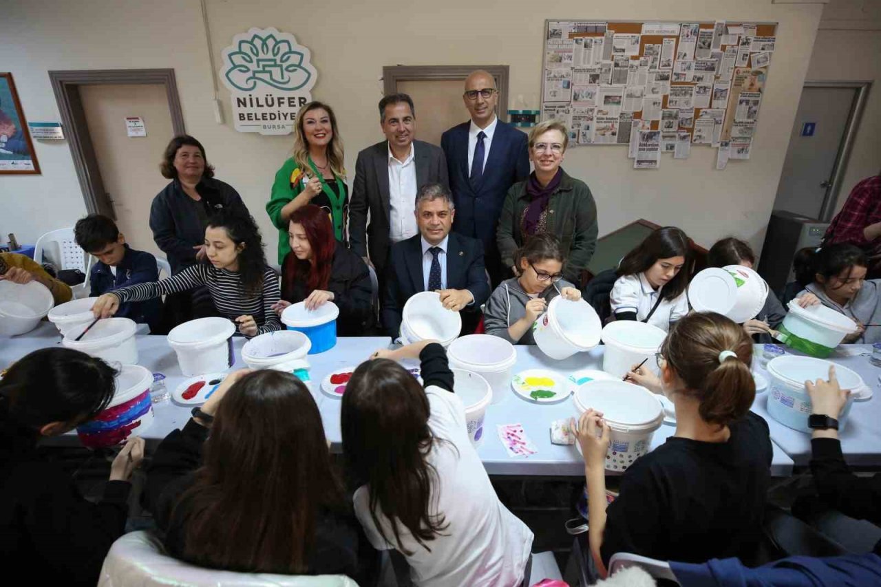 Nilüfer’de çocuklar mama ve su kaplarını boyadı