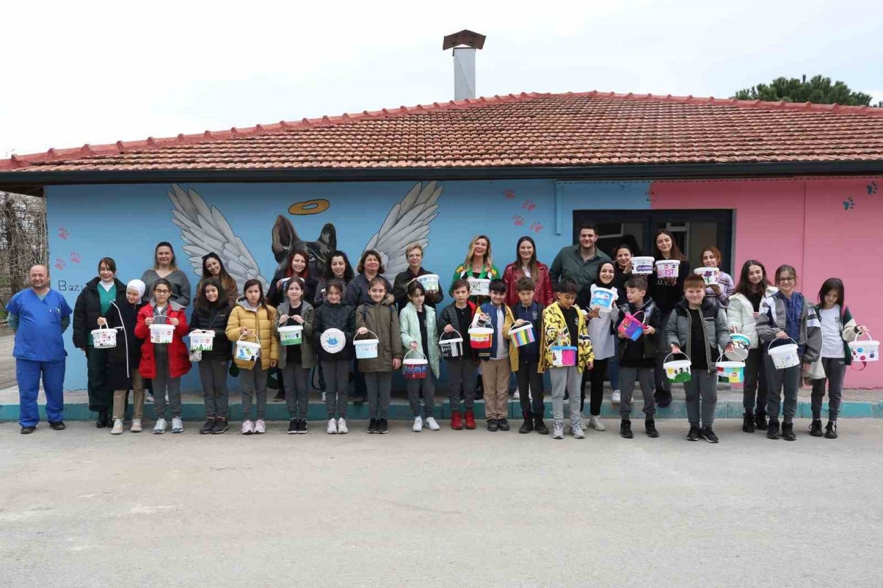 Nilüfer’de çocuklar mama ve su kaplarını boyadı