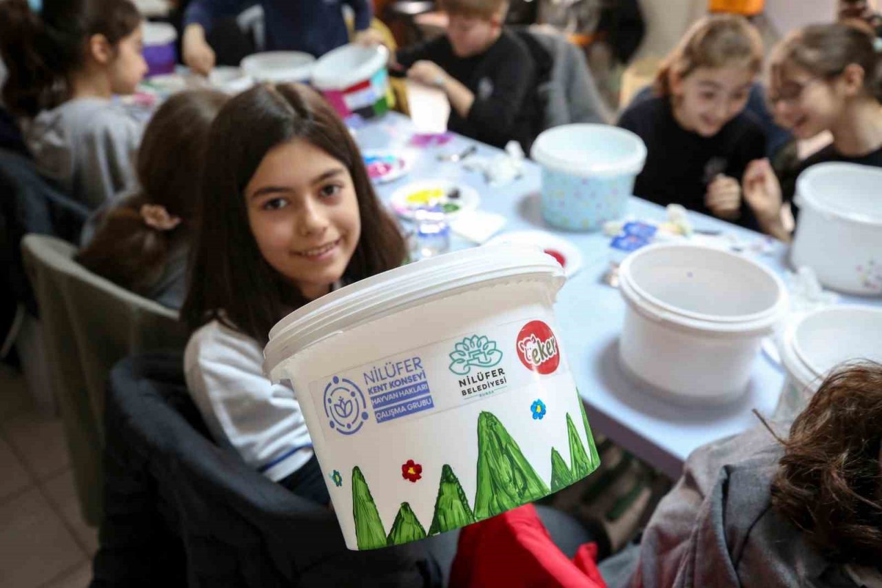 Nilüfer’de çocuklar mama ve su kaplarını boyadı