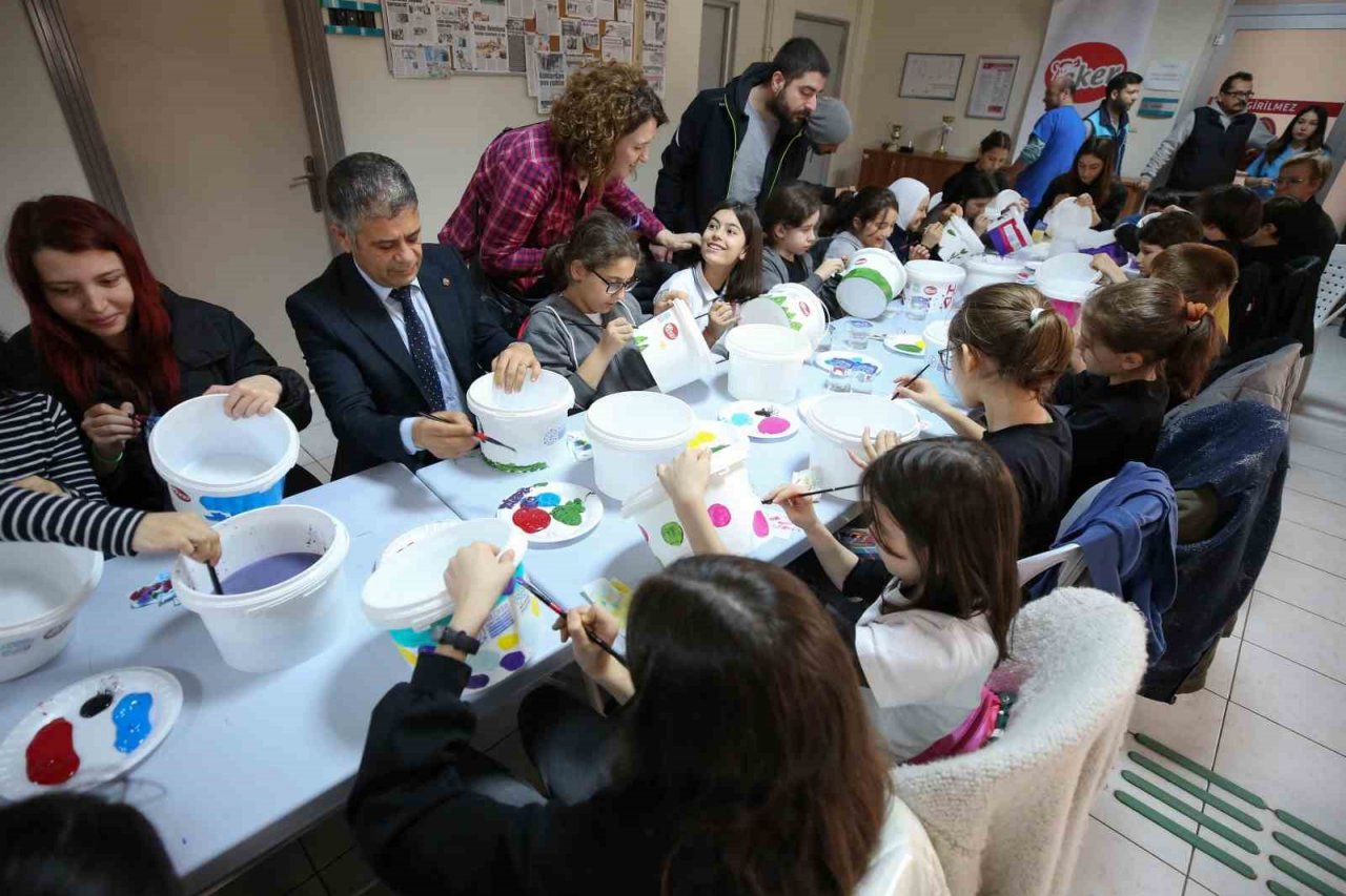 Nilüfer’de çocuklar mama ve su kaplarını boyadı