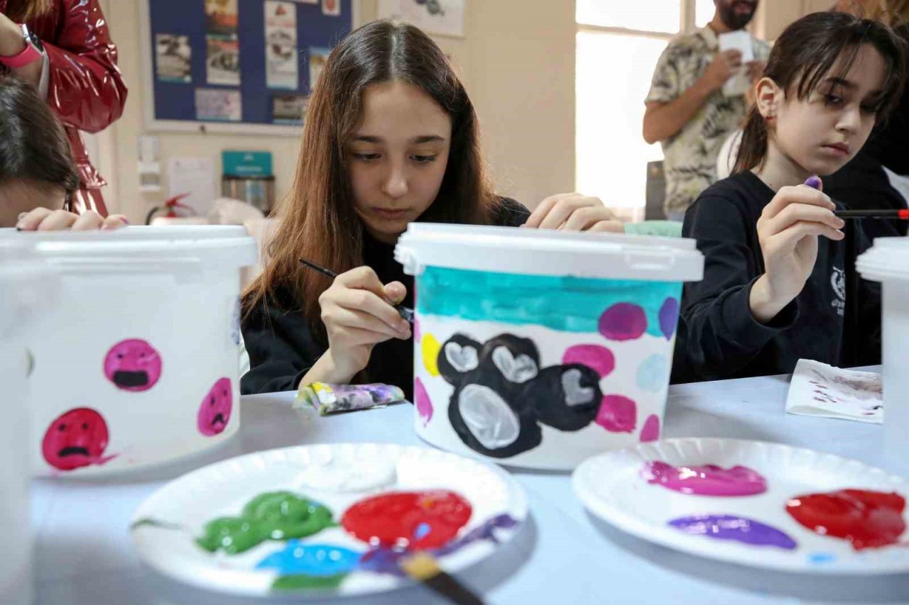 Nilüfer’de çocuklar mama ve su kaplarını boyadı