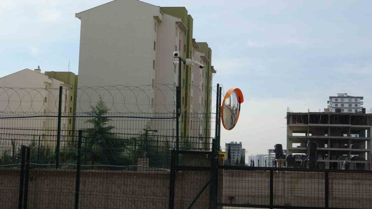 Çevreyi kollayan adam, çocuğa hırsızlık yaptırdı