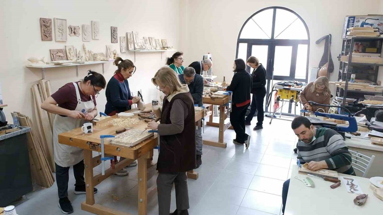 Unutulmaya yüz tutan sanatlar Seyhan’da geleceğe aktarılıyor