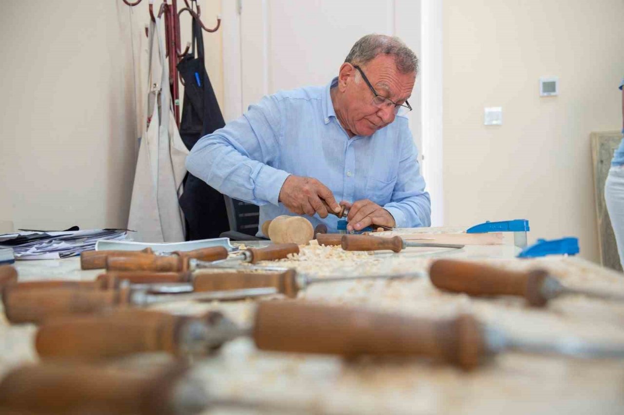 Unutulmaya yüz tutan sanatlar Seyhan’da geleceğe aktarılıyor