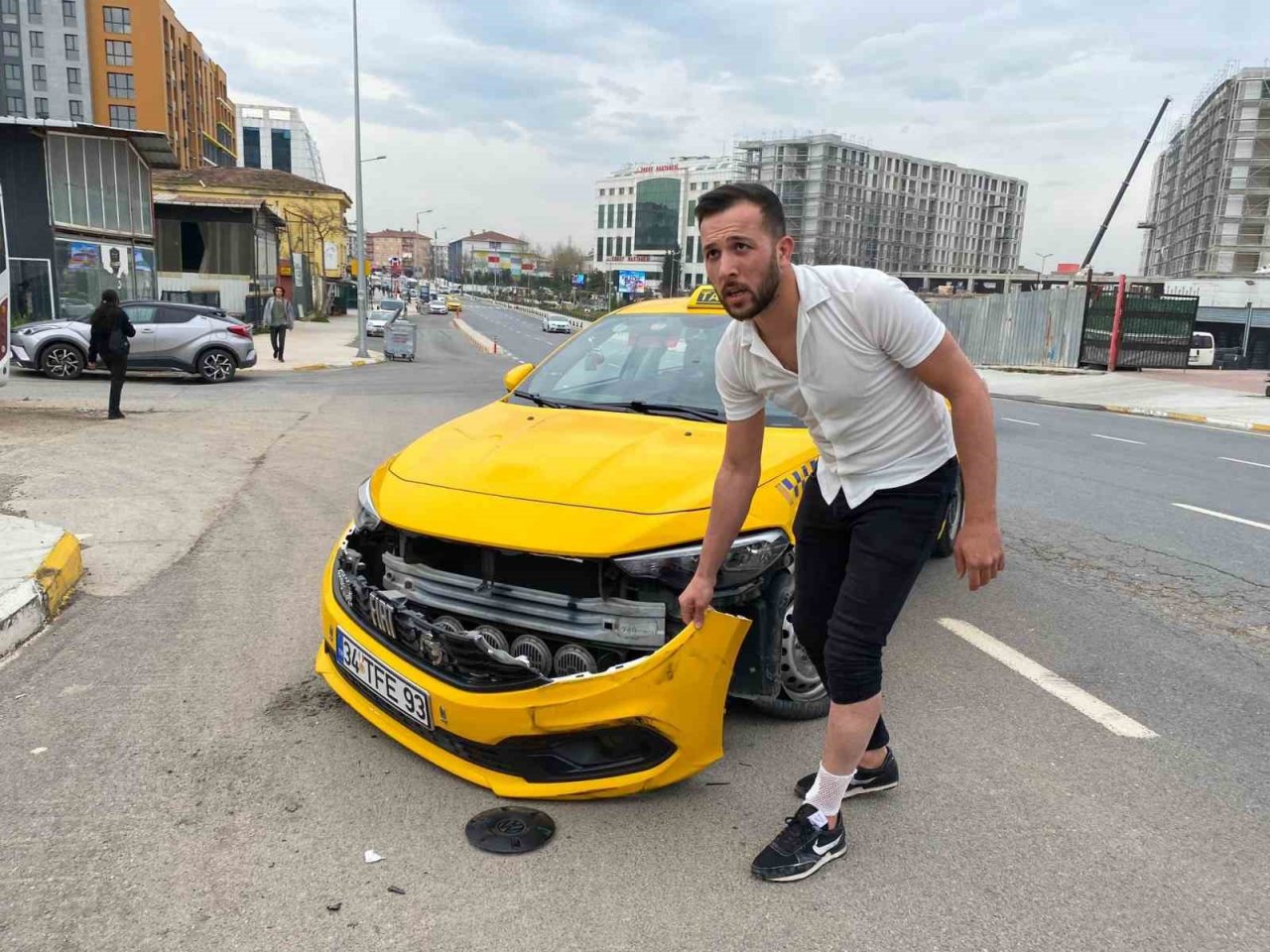 Pendik’te tartıştığı taksiciyi ezmek için otomobilini üzerine sürdü