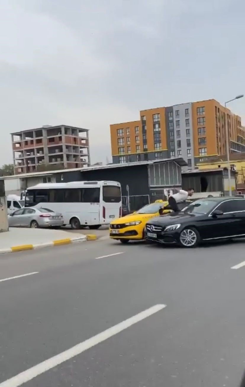 Pendik’te tartıştığı taksiciyi ezmek için otomobilini üzerine sürdü