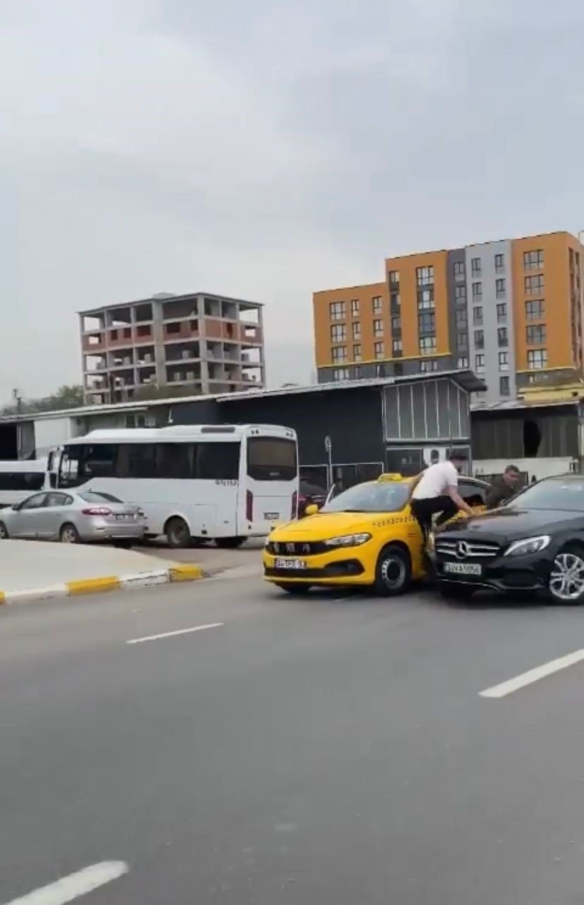 Pendik’te tartıştığı taksiciyi ezmek için otomobilini üzerine sürdü