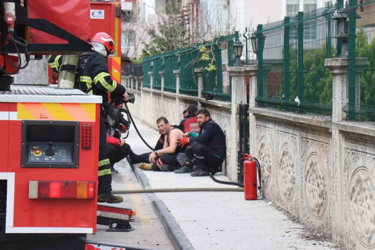 Alevlerin arasında kalan itfaiye eri hastanede hayatını kaybetti