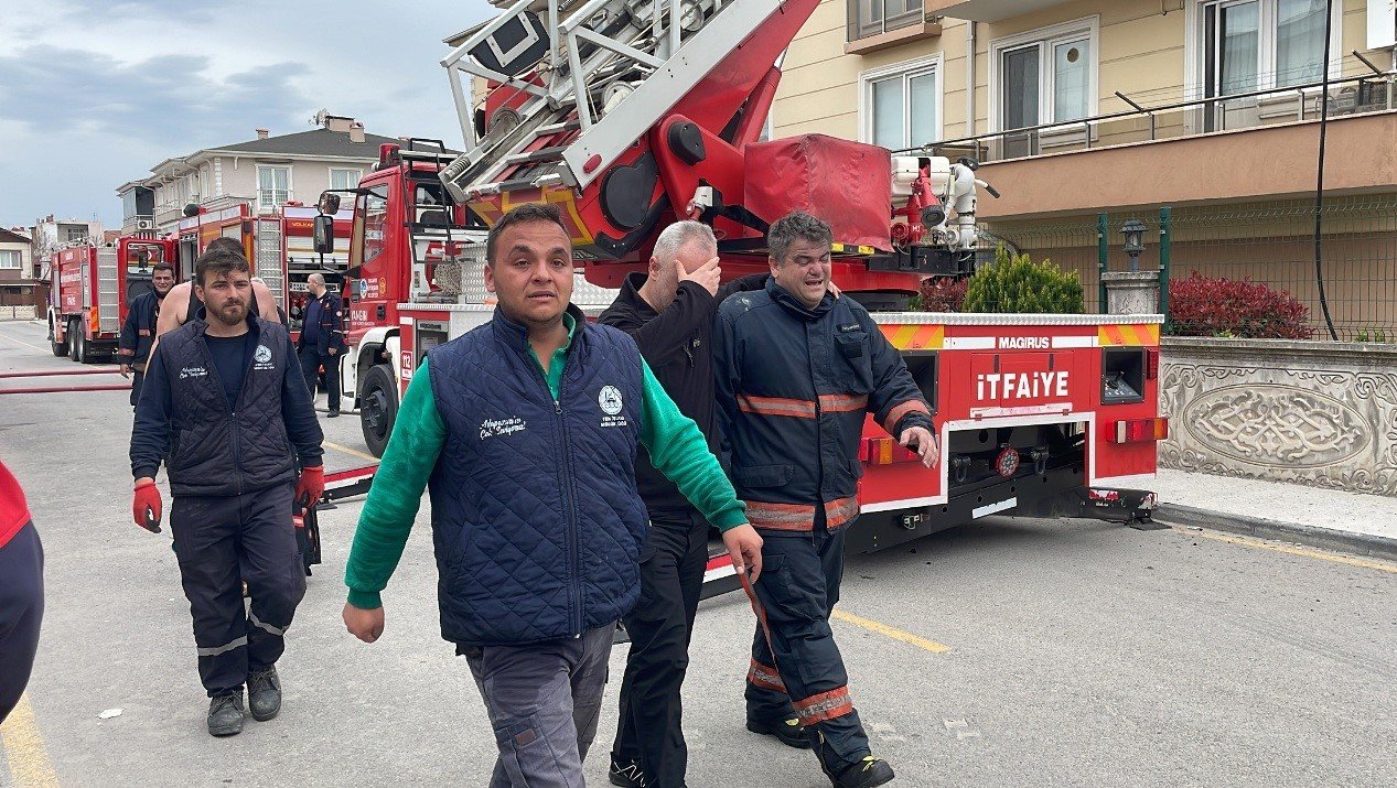 Alevlerin arasında kalan itfaiye eri hastanede hayatını kaybetti