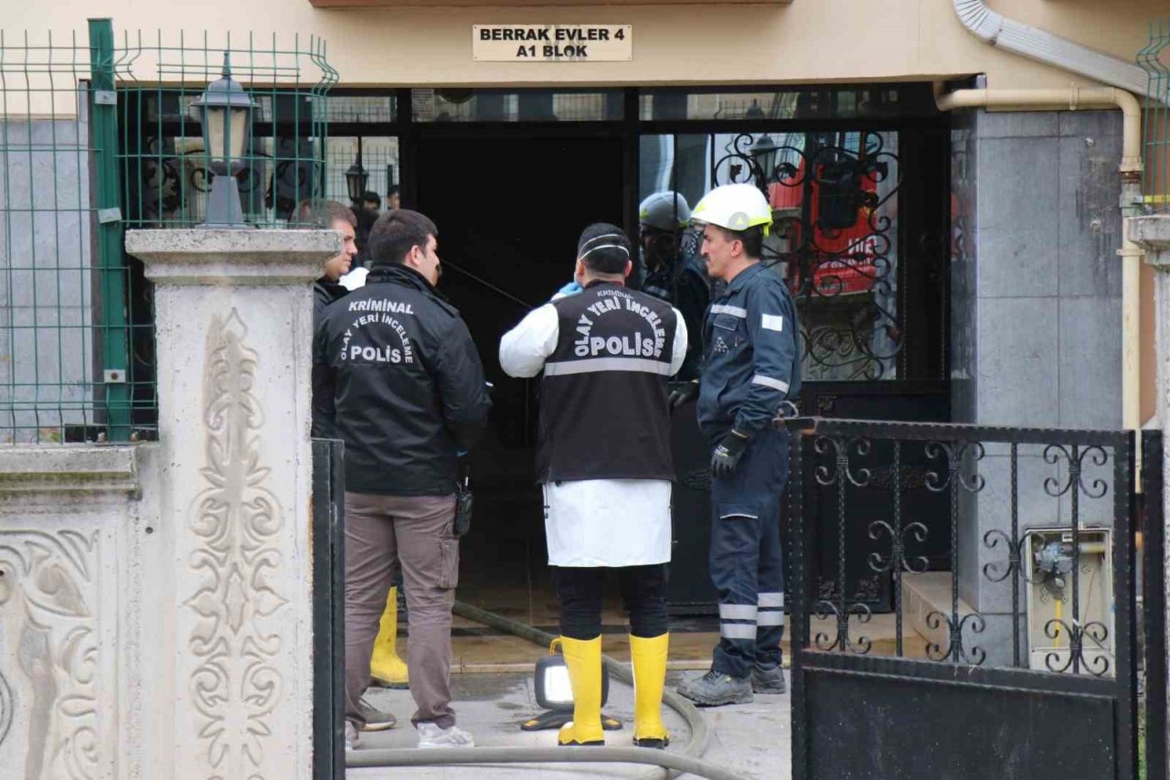 Alevlerin arasında kalan itfaiye eri hastanede hayatını kaybetti